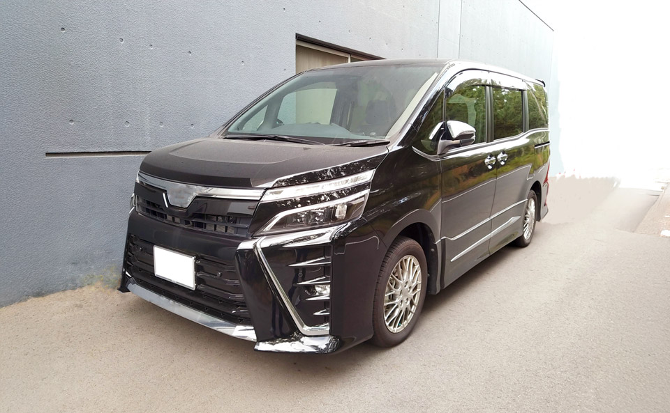 白石葬祭の黒い搬送用ワゴンが病院へ最短搬送対応するため停車している
