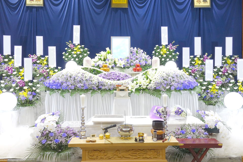 白石葬祭が野田市で供花に囲まれた祭壇の葬儀を執り行う様子、家族葬向けの葬儀 葬儀 野田市