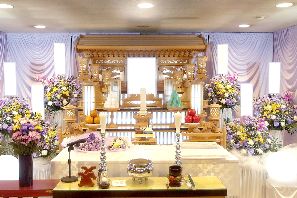 野田市の式場で白石葬祭が家族葬用の花祭壇と棺を飾った祭壇風景