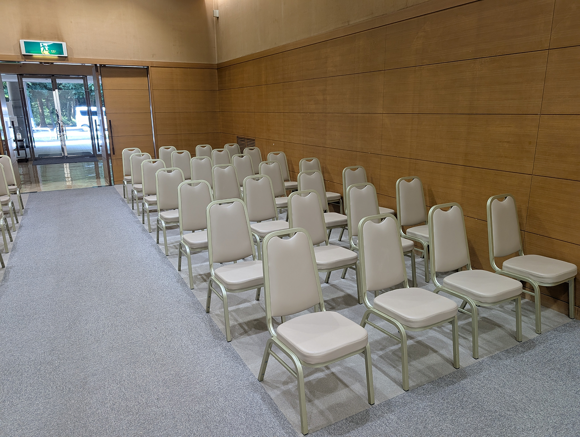 白石葬祭が野田市斎場の小ホールで並べた約50席の葬儀用椅子と通路