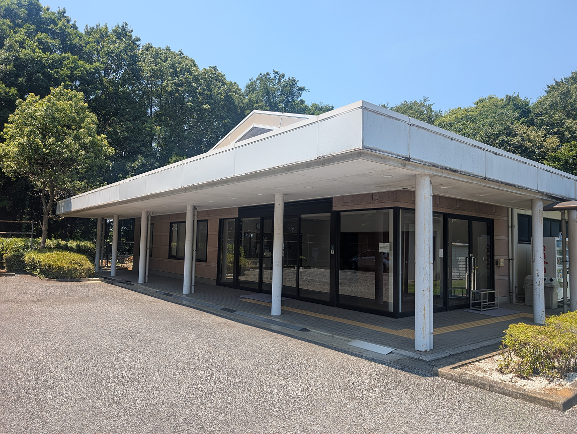 野田市斎場の玄関前に立つ式場建物、白石葬祭が野田市での葬儀を案内する場面